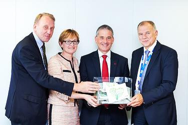 From left to right: Frans Van de Werf, Chair ESC European Affairs Committee; Mairead McGuinness MEP, Co-Chair MEP Heart Group; Simon Gillespie, EHN President; Vytenis Andriukaitis, EU Commissioner for Health and Food Safety.