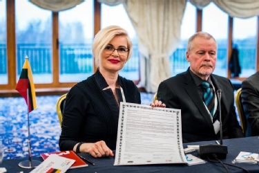 Prof Celutkiene (Lithuania) holds signed declaration